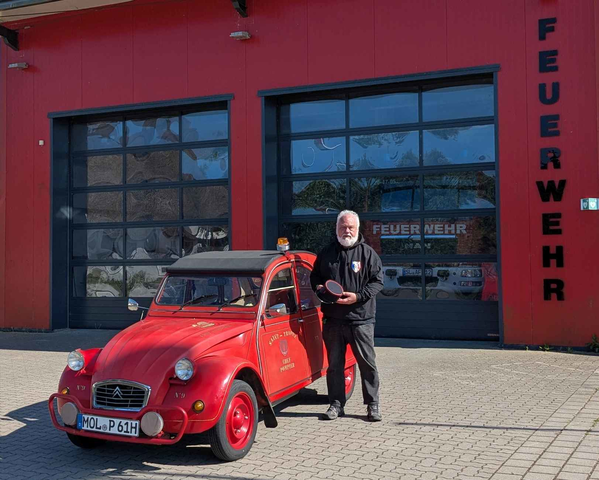 Anton Wolfprils Autor mit seiner neuen 2CV-Feuerwehr-Ente in Olpenitz